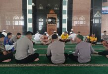 Personel Polda Sumsel mengikuti kegiatan Tadarus Al-Qur’an bersama santri Pondok Pesantren dan Masyarakat