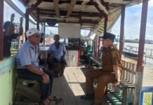 Sentuhan Humanis Pembangunan, Lurah 12 Ulu Tinjau Langsung Perbaikan Dermaga Ketek