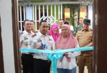 Kakanwil Ditjenpas Sumsel Erwedi Supriyatno Serahkan Kunci Program Bedah Rumah untuk Warga Palembang*