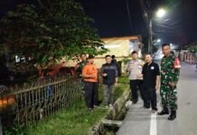 Bersama Babinsa dan Bhabinkamtibmas, Lurah Sentosa Pantau Hewan Kurban hingga Larut Malam