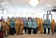 Ketua TP PKK Kota Palembang dan Camat Kemuning Serahkan PMT bagi Ibu Hamil Berisiko Stunting