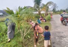 Wujudkan Lingkungan Sehat dan Humanis, Lurah Deo Ledy Vera Pantau Aksi Kebersihan di RT 004 Karyajaya