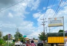 Kantor Hukum FDR & Rekan Berbagi dengan Pengendara di Hari Jumat, Wujud Kepedulian kepada Masyarakat