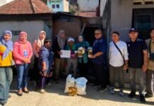 Didampingi TP-PKK, Camat Jakabaring Pastikan Bantuan Bulog Tersalurkan dengan Baik