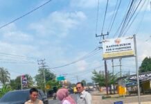 Kantor Hukum FDR & Rekan Berbagi dengan Pengendara di Hari Jumat, Wujud Kepedulian kepada Masyarakat
