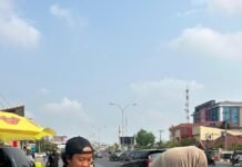 Personel Bidhumas Polda Sumsel Bagikan Sarapan, Ajak Warga Berdoa untuk Penanganan Karhutla